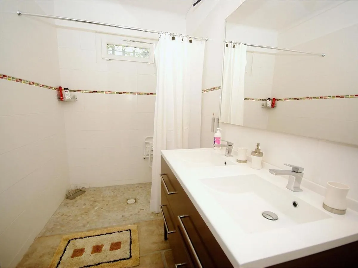 Spacious Holiday Home With Private Pool Le Thor