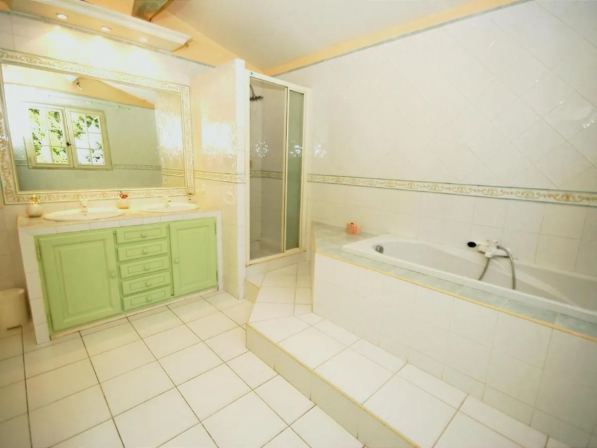 Spacious Holiday Home With Private Pool ليه ثور 0*,  فرنسا